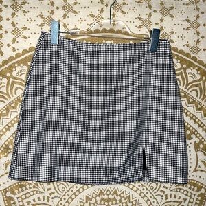 “FOREVER 21” BLACK & WHITE HOUNDSTOOTH MINI SKIRT, BACK INVISIBLE ZIPPER, SIZE M